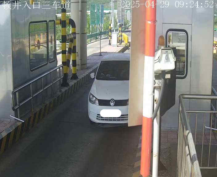 顿井入口三车道 (服务器)_001_2025-04-29-09-24-53.jpg 顿井入口三车道 (服务器)_001_2025-04-29-09-24-53.jpg